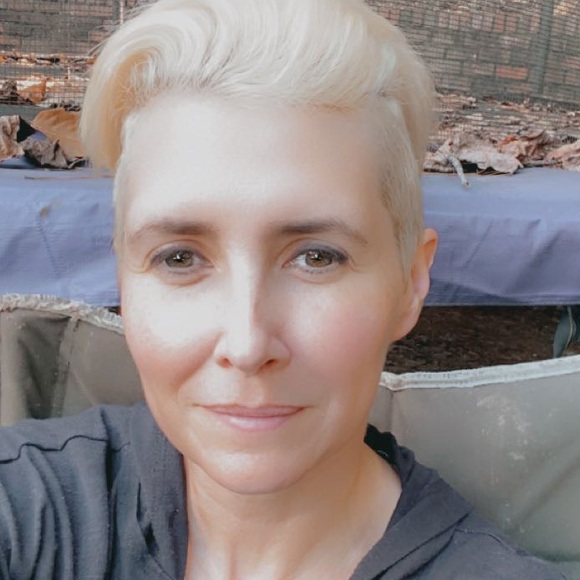 Meet your Posher, Amanda - Picture 2 of 4